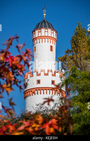 Torre blanca del castillo de Landgrave en Bad Homburg vor der Höhe, ciudad balneario en Alemania Foto de stock