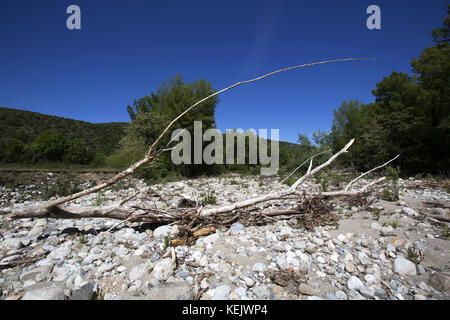 El lecho de río seco después de que el río Têt cambió su curso, cerca de la EUS, Pirineos Orientales, Francia Foto de stock