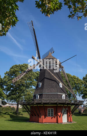 El molino de viento en el Kings bastión en el kastellet en la ciudad de Copenhague, Dinamarca. Construido en 1847, sustituyó a otro molino que data de 1718 Wh