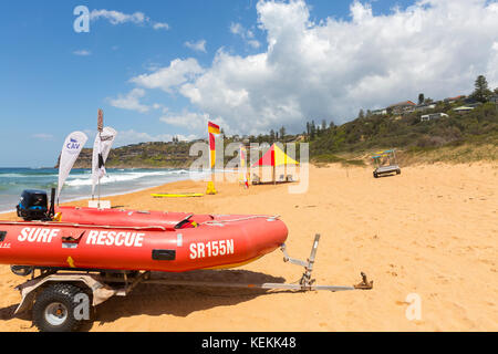 Rescate de surf y surf salvavidas en Playa Bungan en playas del norte de Sydney, Nueva Gales del Sur, Australia