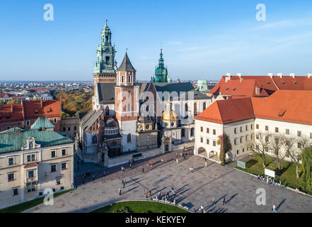 Catedral gótica real de Wawel, en Cracovia, Polonia, con sigmund capilla renacentista con una cúpula dorada, parte del castillo Wawel, patio, estacionamiento y turistas. Foto de stock