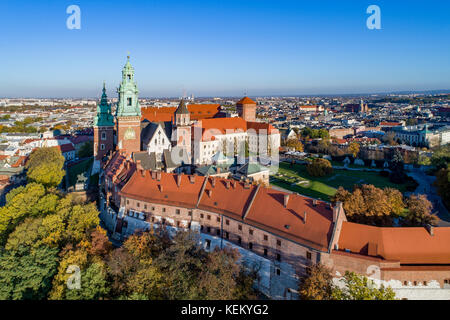 Catedral gótica real de Wawel, en Cracovia, Polonia, parte del castillo Wawel, patio, estacionamiento y turistas. Vista aérea al atardecer en otoño Foto de stock