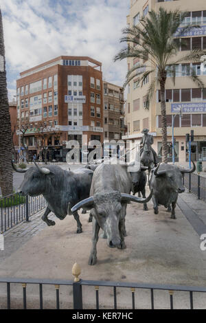 Las corridas de toros, toro con barbas / banderillas, embedded hombro de  tercio de Banderillas ronda de las corridas de toros, la carga en el Torero.  Plaza de Toros de Valencia, España.