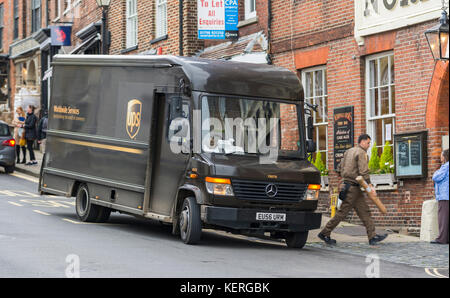 UPS entrega una furgoneta con conductor haciendo una entrega en el Reino Unido. Foto de stock