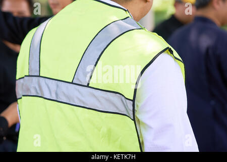 Capataz, supervisar los trabajos de construcción, lleve ropa de trabajo  reflectante de la seguridad en el trabajo. El reflector tiene un reflector  y reflexivo plata reflectante verde ki Fotografía de stock - Alamy