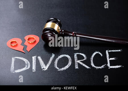 Close-up de divorcio concepto con anillo de bodas y martillo Foto de stock