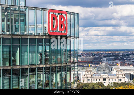 Logotipo DB en la parte superior de la torre Bahn. Es un rascacielos de 26 pisos y 103m en Potsdamer Platz en Berlín, Alemania Foto de stock