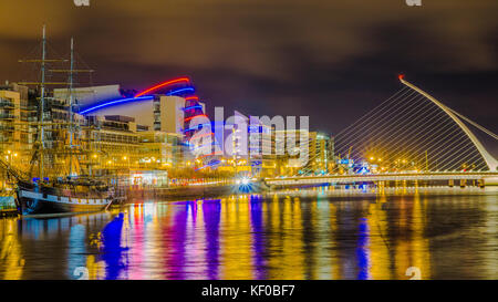 Dublín, Irlanda, vista de noche de Samuel Beckett, puente sobre el río Liffey y Jeanie Johnston Tall Ship.