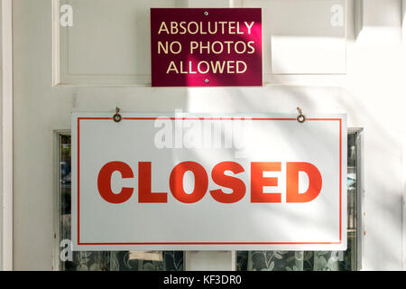 Absolutamente ningún signo de fotos permitidas en el museo cerrado con el signo de la puerta cerrada. Foto de stock