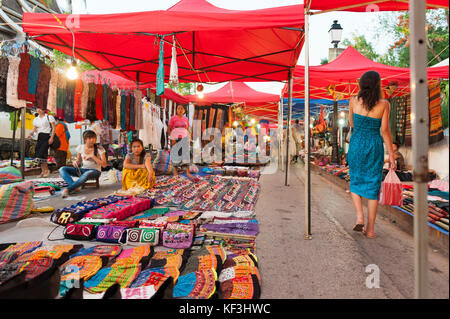 El mercado nocturno de Luang Prabang, lugar turístico popular para comprar souvenirs y productos de artesanía ubicado en Main Street en la ciudad de Luang Prabang Foto de stock