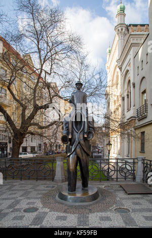 Praga, República Checa - Marzo 15, 2017: Franz Kafka estatua en el barrio judío por artista jaroslav rona. Foto de stock