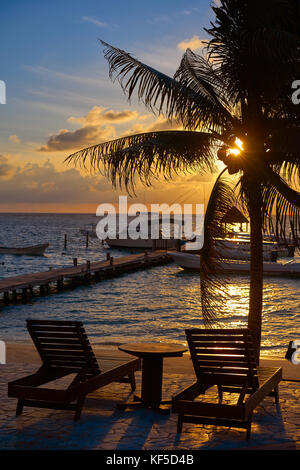 Riviera Maya playa Sunrise palmeras y hamacas en México maya Foto de stock