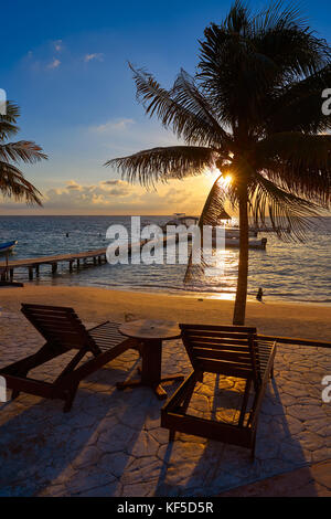 Riviera Maya playa Sunrise palmeras y hamacas en México maya Foto de stock