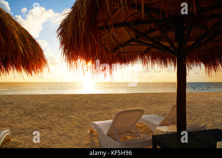 Riviera Maya solar Sunrise Beach hamacas en México maya Foto de stock