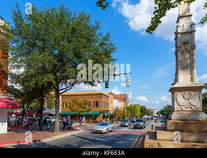 Memorial de guerra confederado en East Broad Street, en el centro de Athens, Georgia, EE.UU.