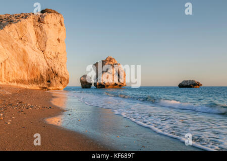 Petra tou Romiou, Afrodita's Rock, Paphos, Chipre Foto de stock