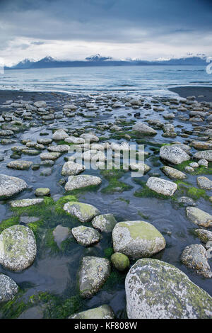 Ee.Uu., Alaska, Homero, una vista de las montañas y la bahía de kachemak kenai del obispo beach Foto de stock
