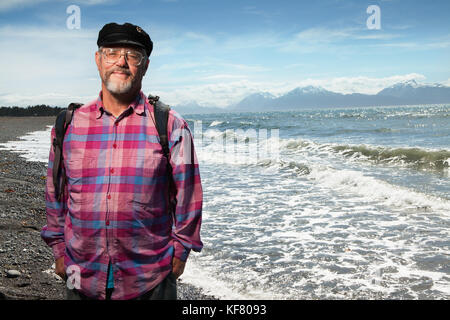 Ee.Uu., Alaska, Homero, viejo y pescadores locales bumpo bremicker al obispo, playa kachemak bay Foto de stock