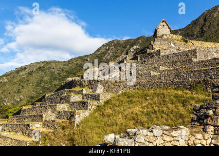 Verdes terrazas de Machu Picchu y las ruinas con las montañas en el fondo, urubamba provnce, Perú