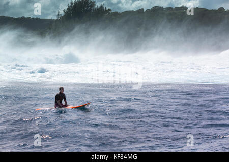 Ee.Uu., Hawai, Maui, mandíbulas, big wave surfer mike pietsch proveniente del surf en peahi en el northshore Foto de stock