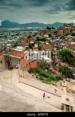 Brasil, Río de Janeiro, la favela, el ariel vista del Complexo do Alemão, un barrio dentro de la zona norte Foto de stock