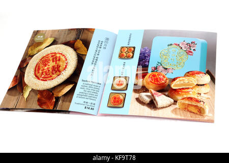 Thye Moh Chan librito mostrando Teochew Mooncakes