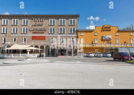 Skofije, Eslovenia - Septiembre 21, 2017: los coches aparcados delante de welness y spa hotel casino carnevale, cerca de la autopista, en la frontera entre Eslovenia Foto de stock