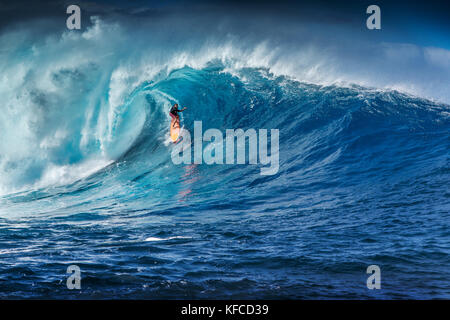 Ee.Uu., Hawai, Maui, surfer mike pietsch navega por una ola gigante en las mandíbulas, peahi en Maui's North Shore Foto de stock