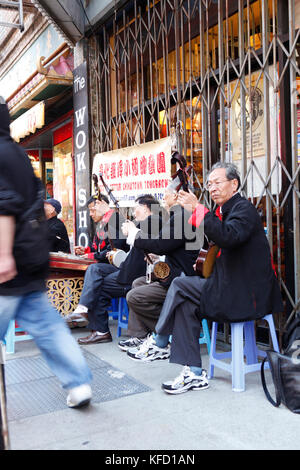 California, Estados Unidos, san Francisco, los músicos interpretan música en la calle en China town. Foto de stock
