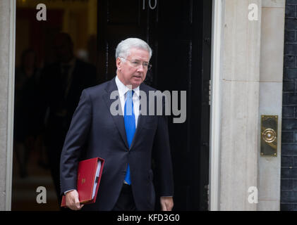 El secretario de Defensa, Michael Fallon, sale el número 10 de Downing Street después de una reunión del gabinete