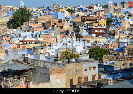Ciudad de Jodphur con azul índigo y tradicionales casas pintadas de blanco.