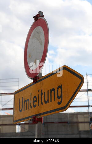 Schild gelbes Verkehrsschild, mit, Umleitung rundes Schild mit Durchfahrt verboten, Verbot für Fahrzeuge aller Art Foto de stock
