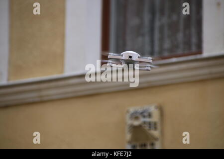 Un avión vuela a lo largo de una casa en Wittenberg, Alemania. Foto de stock