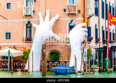 Una escultura de manos blancas gigantes del artista Lorenzo Quinn para destacar la devastación del cambio climático durante la Bienal 2017 en Venecia, Italia. Foto de stock