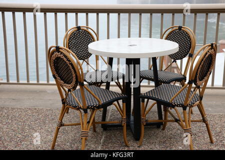 Mesa y sillas, una cafetería de estilo bistró francés. Foto de stock