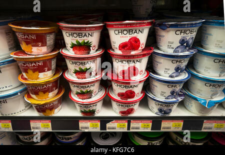 Yogur griego Chobani en un estante en un supermercado de Nueva York Foto de stock