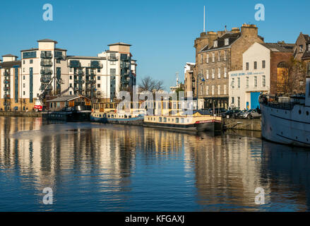 Reflejos de agua soleada de barcazas y los edificios, la costa, el puerto de Leith, Edimburgo, Escocia, Reino Unido