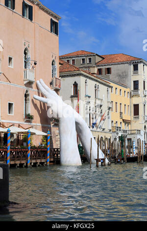 Lorenzo Quinn manos escultura sobre el Gran Canal de Venecia Foto de stock
