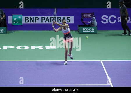 La tenista checa karolina pliskova está en acción en las semifinales partido del wta final vs tenista danesa Caroline Wozniacki el 28 de oct de 2017 en Singapur, Singapur. Crédito: yan lerval/aflo/alamy live news