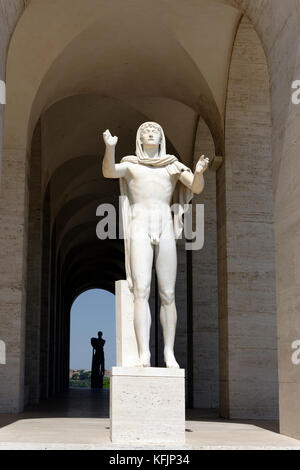 Estatuas clásicas rodean el Palazzo della Civilta Italiana, conocido como el Coliseo Cuadrado de mármol blanco (Colesseo Quadrato). EUR, Roma, Italia. Foto de stock