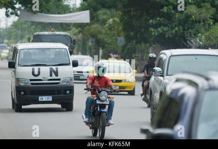 Tráfico en una calle concurrida en Dili, Timor-Leste (Timor Oriental) Foto de stock