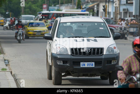 Tráfico en una calle concurrida en Dili, Timor-Leste (Timor Oriental). Foto de stock