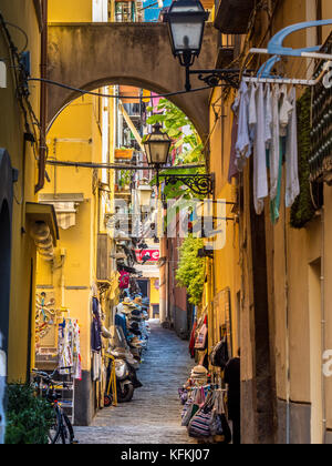 Calle lateral de Corso Italia con tiendas de recuerdos para turistas. Sorrento, Italia. Foto de stock