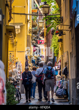Calle lateral de Corso Italia con tiendas de recuerdos para turistas. Sorrento, Italia. Foto de stock