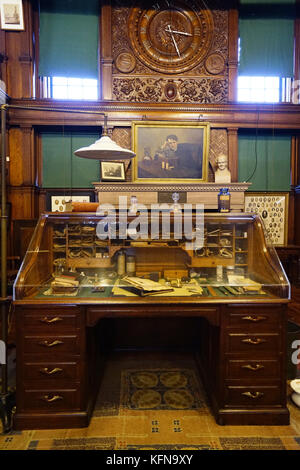 El escritorio de trabajo de Thomas Edison en su biblioteca en el Parque Histórico Nacional Thomas Edison.West Orange.New Jersey.USA