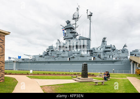 El acorazado USS Alabama en el Memorial Park en Mobile, Alabama, Estados Unidos. El parque tiene una colección de notables aviones militares y naves de museo Foto de stock