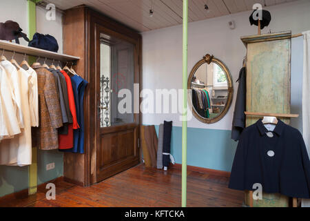 Tienda ropa niños Milano, Italia Fotografía de stock Alamy