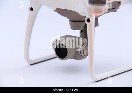 Vista en perspectiva de drone cámara sobre fondo blanco. Foto de stock