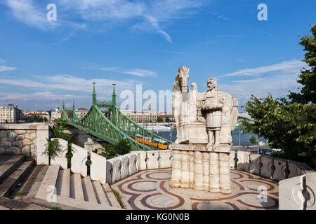 Estatua de Szent Istvan Kiraly, el Rey San Esteban de Hungría sobre la colina Gellert y Puente Liberty en Budapest, Hungría Foto de stock