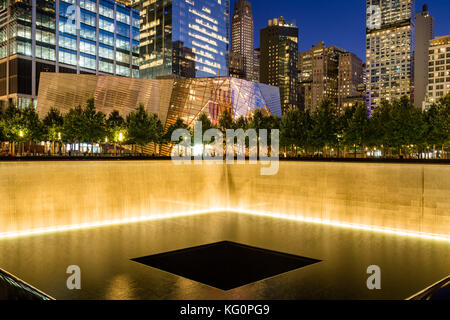 La piscina reflectante del Norte iluminado al atardecer con vista del 9/11 Memorial & Museum. Manhattan, Manhattan, Ciudad de Nueva York